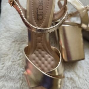 BEIRA RIO Elegant Gold Platform Heels SIZE 9